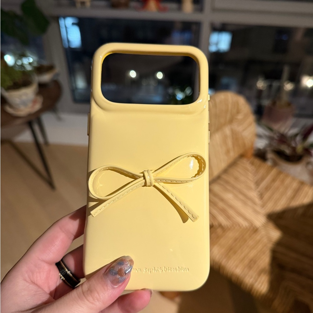 Urban Sophistication The Soap Case - Delicate Bow in Butter (iPhone 17 Pro Max)
